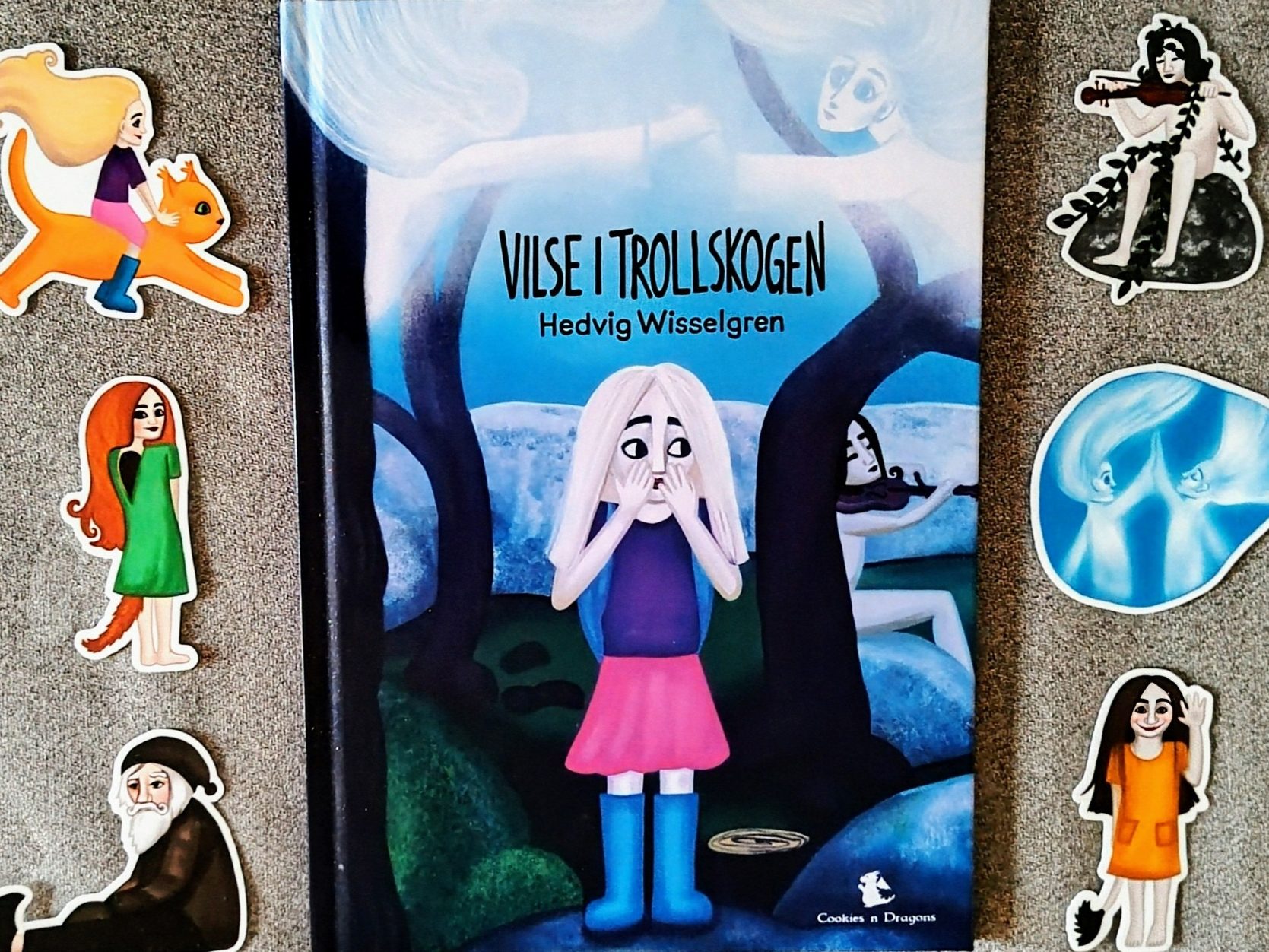 Presenter Barnboken Vilse i trollskogen och klistermärken med motiv från boken.